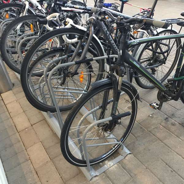 Jyväskylän Yliopiston kaksi kampusta on varustettu turvallisella ja tilaa säästävillä FALCO Ideal 2 telineellä.