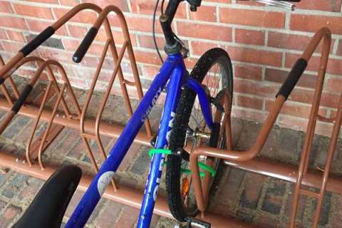 Jyväskylän Yliopiston kaksi kampusta on varustettu turvallisella ja tilaa säästävillä FALCO Ideal 2 telineellä.