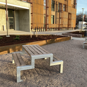Hyvinkää, Hangonsillantalo, Falco Bloc pikniksetit