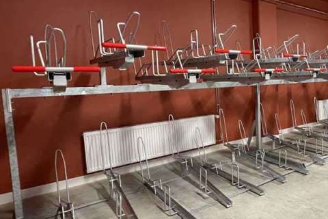 Kaksikerroksinen etagerekki FalcoLevel Economy polkupyörien pysäköintiin Seinäjoen rautatieasemalla – tilaa säästävä ja runkolukittava pyöräteline.