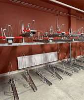 Kaksikerroksinen etagerekki FalcoLevel Economy polkupyörien pysäköintiin Seinäjoen rautatieasemalla – tilaa säästävä ja runkolukittava pyöräteline.