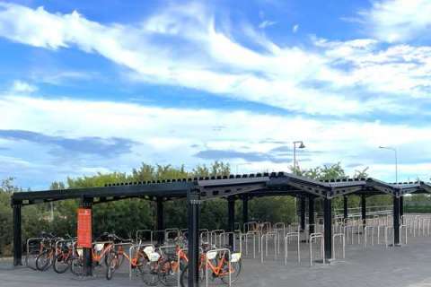 Toimitimme Mäntsälän rautatieasemalle Falco Hoth pyöräkatoksia