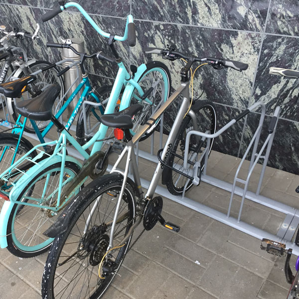 Jyväskylän Yliopiston kaksi kampusta on varustettu turvallisella ja tilaa säästävillä FALCO Ideal 2 telineellä.