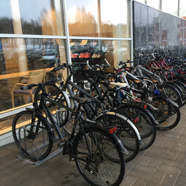 Jyväskylän Yliopiston kaksi kampusta on varustettu turvallisella ja tilaa säästävillä FALCO Ideal 2 telineellä.