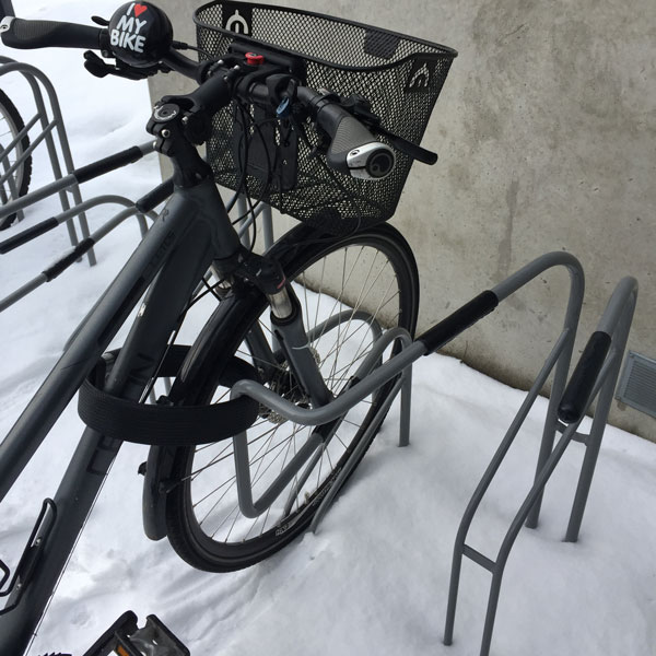 Jyväskylän Yliopiston kaksi kampusta on varustettu turvallisella ja tilaa säästävillä FALCO Ideal 2 telineellä.