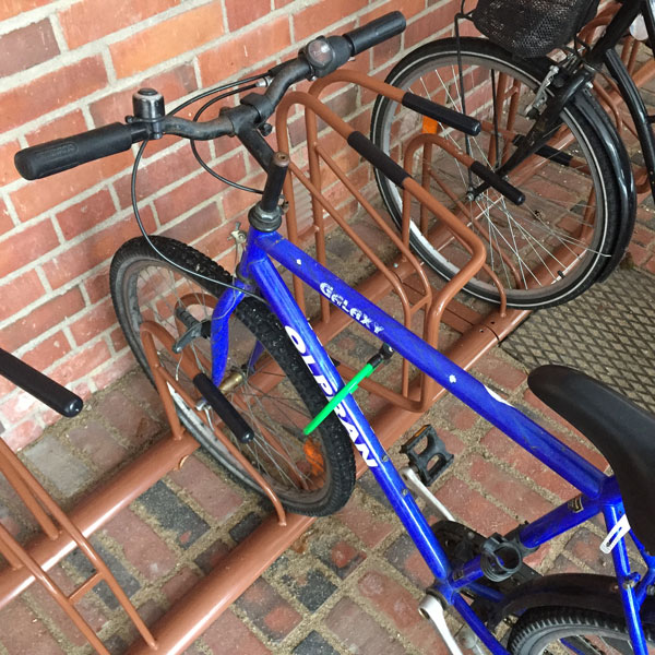 Jyväskylän Yliopiston kaksi kampusta on varustettu turvallisella ja tilaa säästävillä FALCO Ideal 2 telineellä.