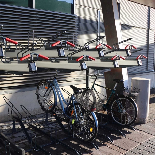 Jyväskylän matkakeskukselle kaksikerrostelineitä