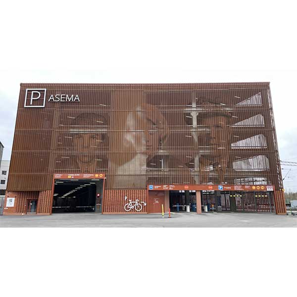 Kaksikerroksinen etagerekki FalcoLevel Economy polkupyörien pysäköintiin Seinäjoen rautatieasemalla – tilaa säästävä ja runkolukittava pyöräteline.