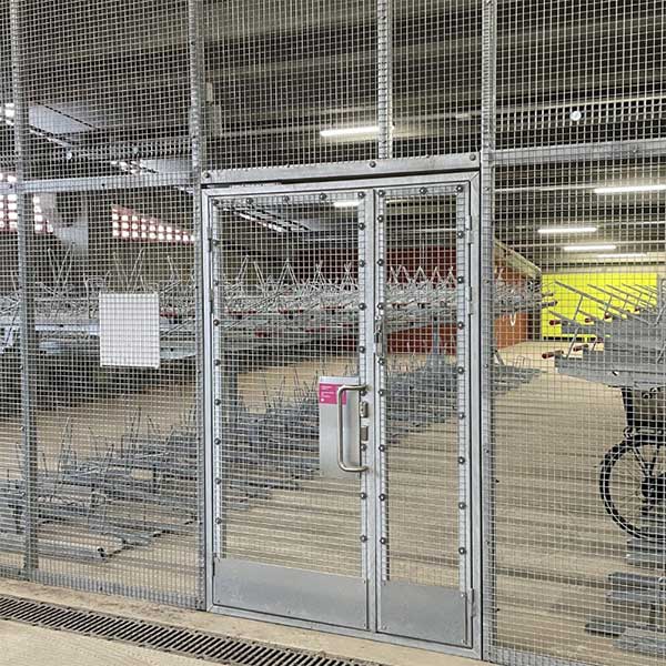 Kaksikerroksinen etagerekki FalcoLevel Economy polkupyörien pysäköintiin Seinäjoen rautatieasemalla – tilaa säästävä ja runkolukittava pyöräteline.