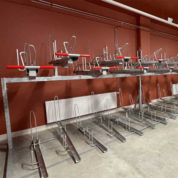 Kaksikerroksinen etagerekki FalcoLevel Economy polkupyörien pysäköintiin Seinäjoen rautatieasemalla – tilaa säästävä ja runkolukittava pyöräteline.