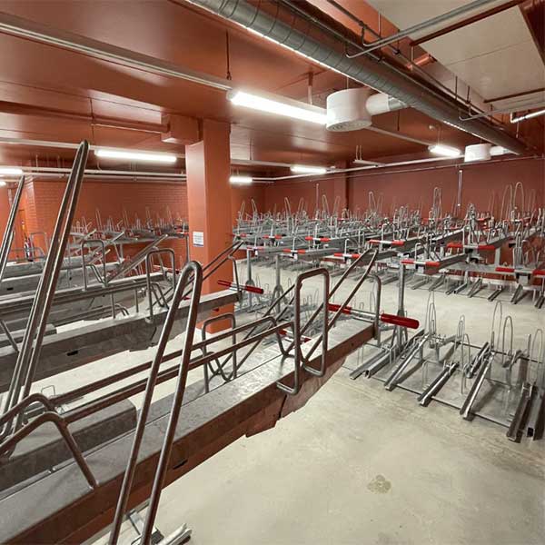 Kaksikerroksinen etagerekki FalcoLevel Economy polkupyörien pysäköintiin Seinäjoen rautatieasemalla – tilaa säästävä ja runkolukittava pyöräteline.