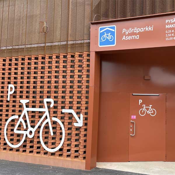 Kaksikerroksinen etagerekki FalcoLevel Economy polkupyörien pysäköintiin Seinäjoen rautatieasemalla – tilaa säästävä ja runkolukittava pyöräteline.