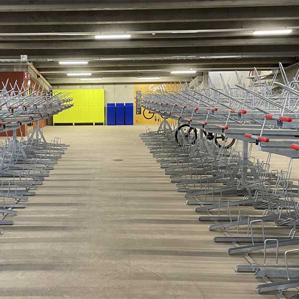 Kaksikerroksinen etagerekki FalcoLevel Economy polkupyörien pysäköintiin Seinäjoen rautatieasemalla – tilaa säästävä ja runkolukittava pyöräteline.