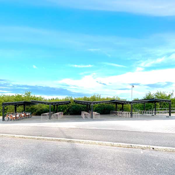 Toimitimme Mäntsälän rautatieasemalle Falco Hoth pyöräkatoksia